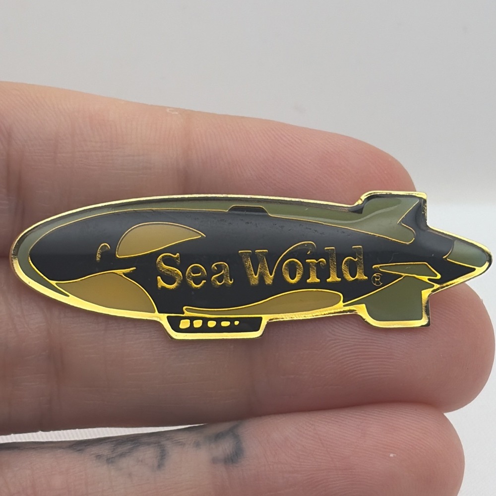 Sea World Shamu Killer Whale Orca Blimp Lapel Hat Pin